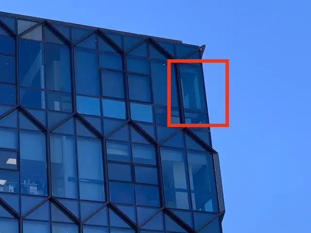 此楼高空6层玻璃多出爆裂 又为高峰地铁站区域